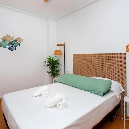 Cozy Retreat - Steps From The Beach In Apartment Torrevieja