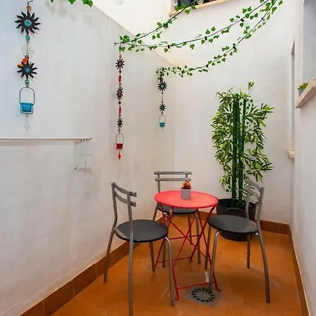 Cozy Retreat - Steps From The Beach In