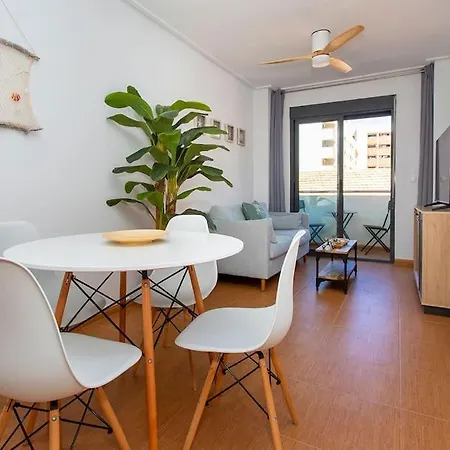 Cozy Retreat - Steps From The Beach In Apartamento Torrevieja