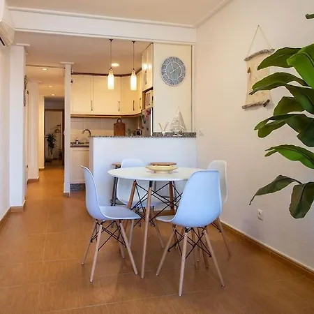 Cozy Retreat - Steps From The Beach In Apartment *