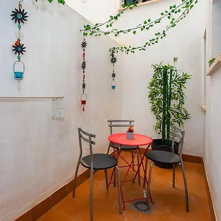Cozy Retreat - Steps From The Beach In